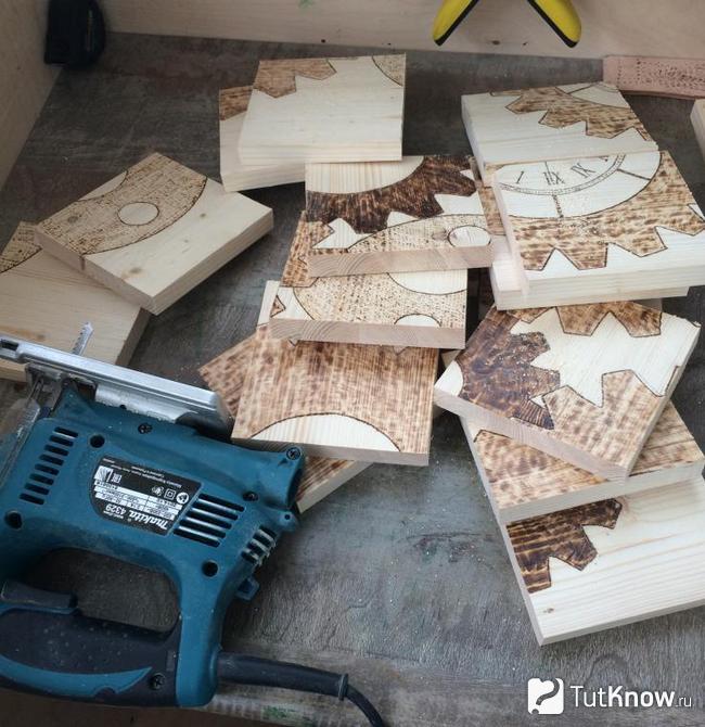 Элементы рисунка распилены электрическим лобзиком