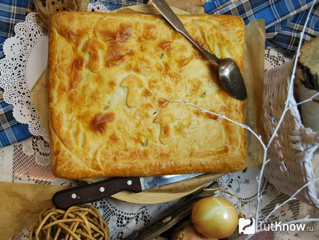 Пирог с грибами, сметаной и сыром в духовке