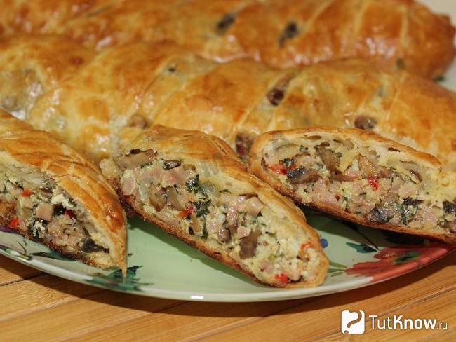 Пирог из слоеного теста с грибами и беконом