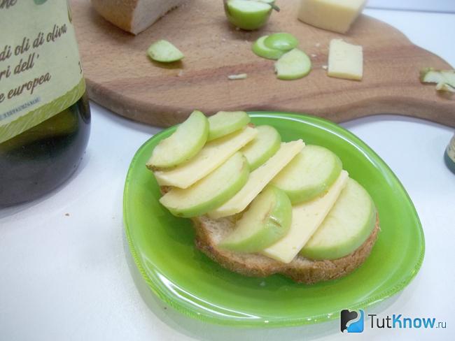 Готовая брускетта с яблоками и сыром