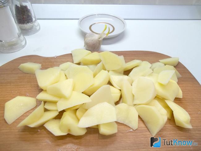 Картофель нарезан дольками