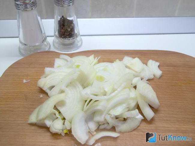Репчатый лук очищен и нашинкован полукольцами