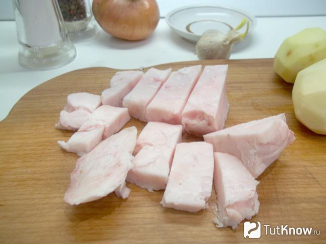 Сало нарезано кусочками
