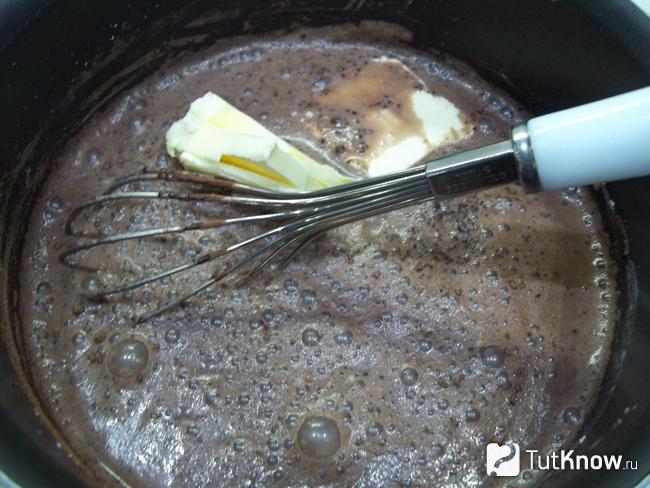 После закипания, огонь выключен, а в молоко добавлено масло