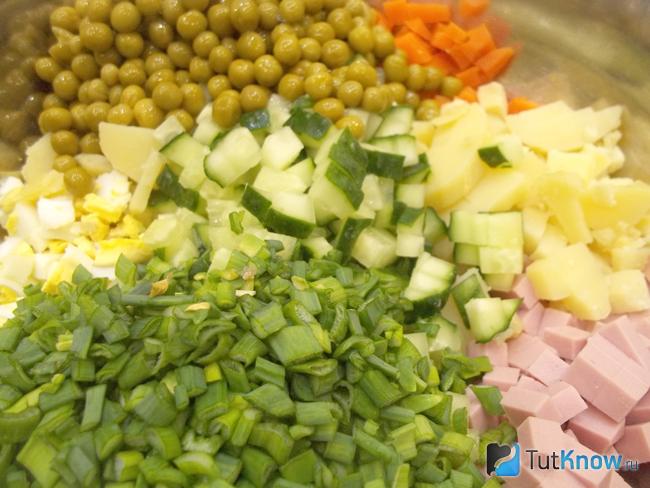 Все продукты соединены и добавлен зеленый горошек