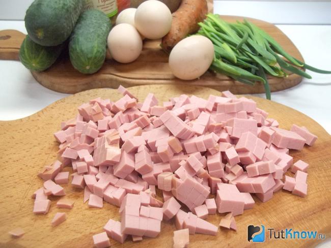 Колбаса нарезана кубиками