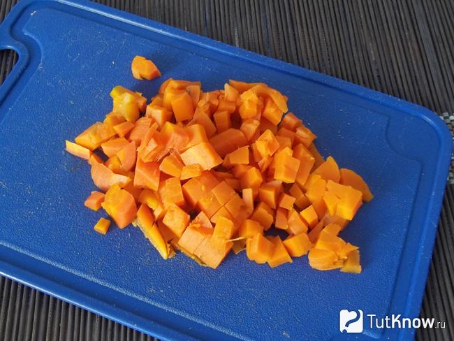 Морковь отварена, охлаждена, очищена и нарезана кубиками