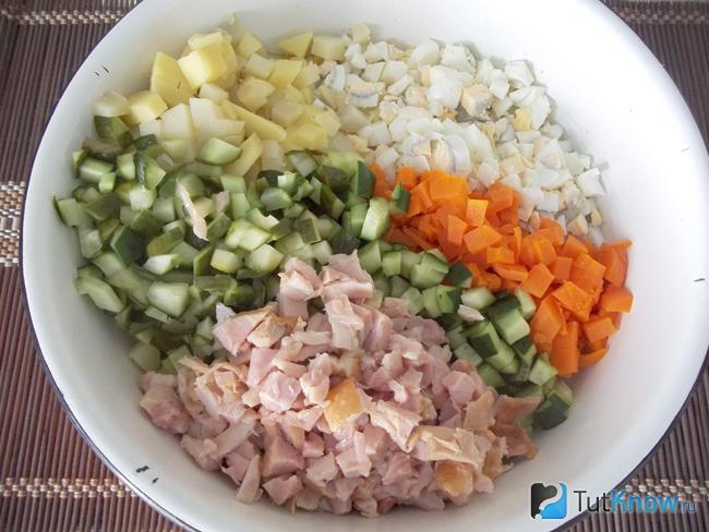 колбаса нарезана кубиками, все продукты соединены, заправлены майонезом и перемешаны