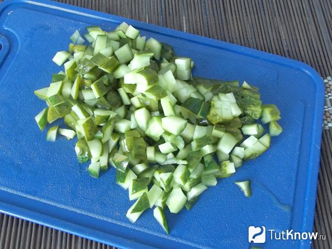 Огурцы вымыты и нарезаны кубиками