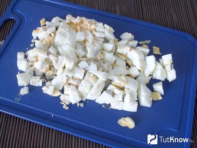 Яйца отварены вкрутую, охлаждены, очищены и нарезаны кубиками
