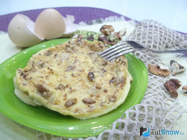 Готовый омлет с молоком и мюсли в микроволновке