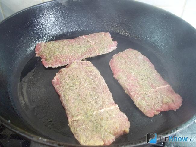 Мясо жарится в нагретой сковороде