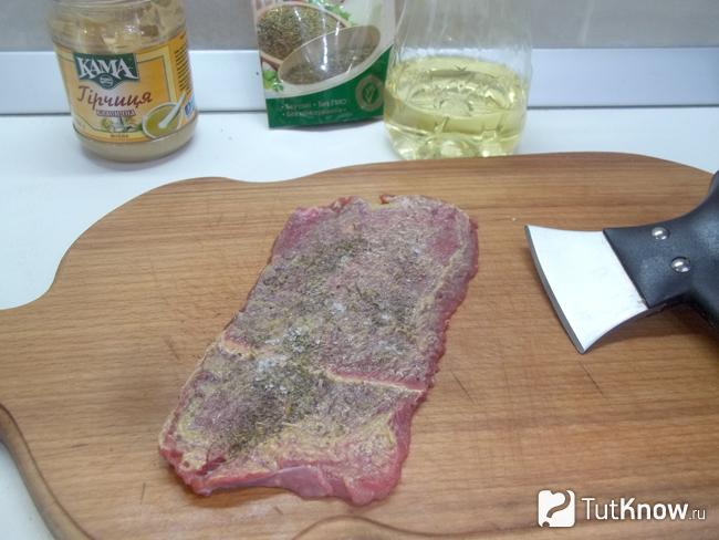 Мясо обмазано с двух сторон перцем и приправами