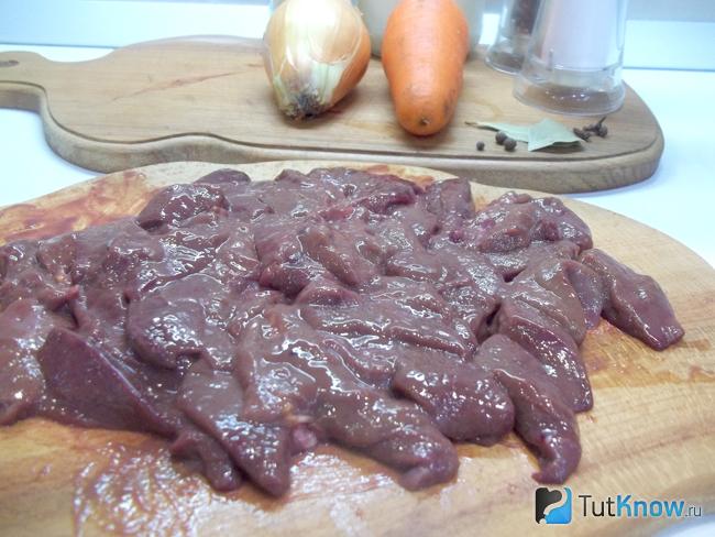 Печень вымыта, высушена, удалена пленка и нарезана кусочками