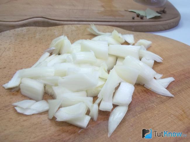 Лук очищен и нашинкован полукольцами