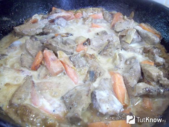 Готовая тушеная печень со сливками