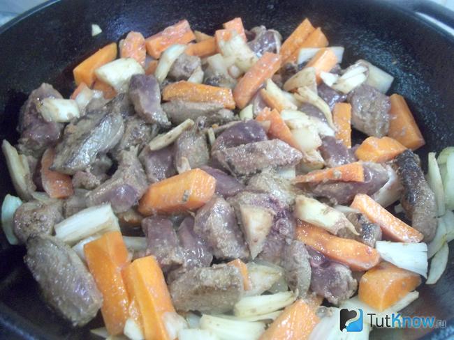 Продукты перемешаны и жарятся на среднем огне