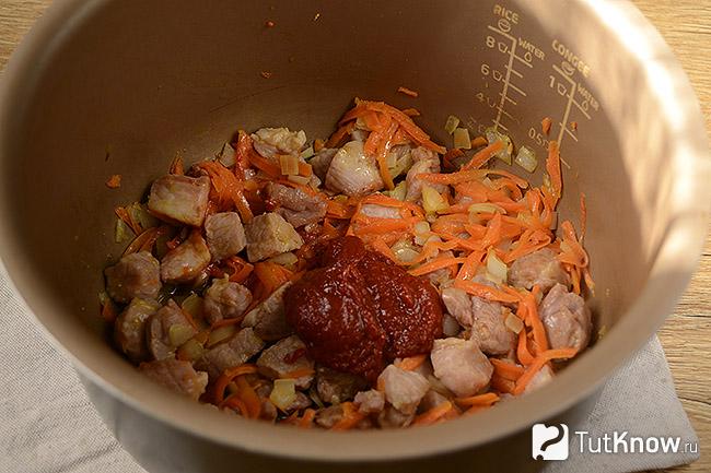 Томатная паста добавлена к овощам и мясу