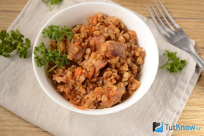 Гречка по-купечески с мясом, приготовленная в мультиварке, подана к столу