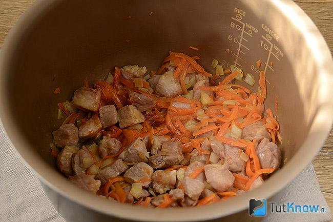 Обжаренные овощи и мясо в чаше мультиварки