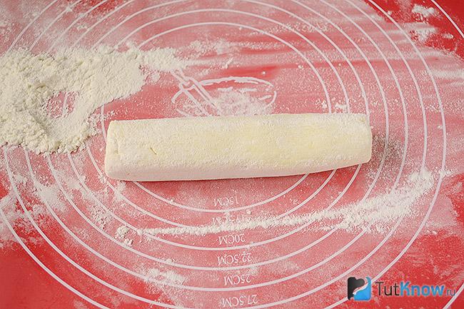 Колбаска, скатанная из творожной массы и муки