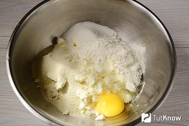 Яйцо, манка, сахар и мука добавлены к творогу