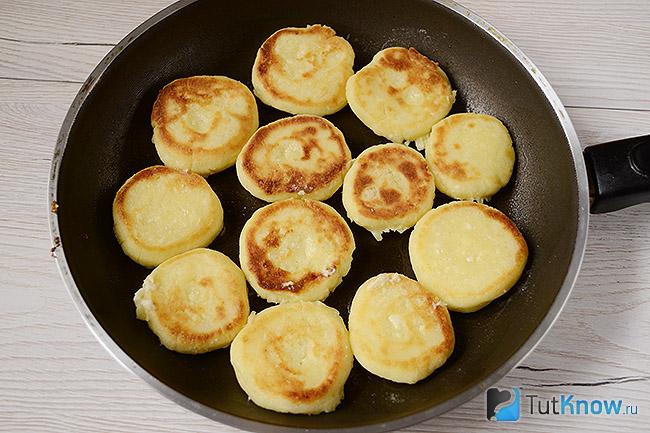 Сырники жарятся на сковородке