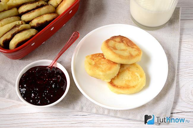 Сырники из творога с манкой поданы к столу