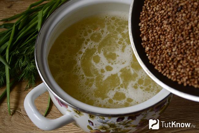 Гречка добавляется в кастрюлю с бульоном