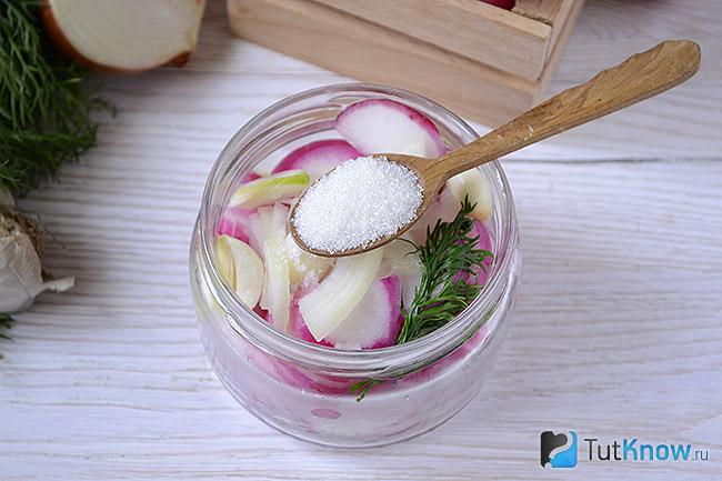 Добавление сахара в банку с дольками редиса