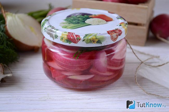 Дольки редиса закатаны в банке