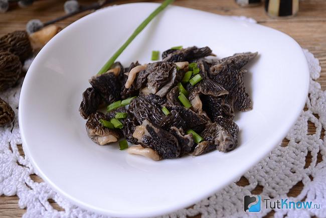 Жареные сморчки поданы к столу