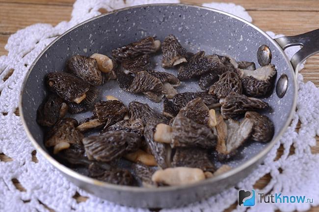 Поджаренные сморчки на сковородке