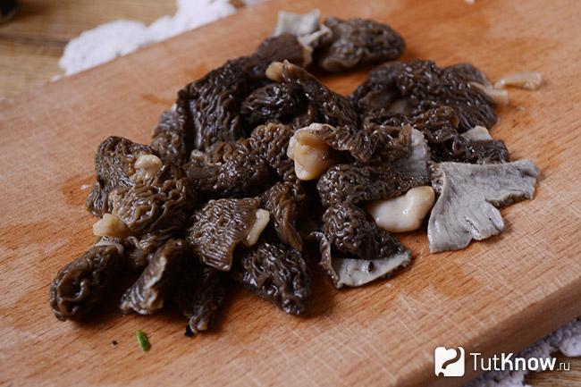 Сморчки на кухонной доске