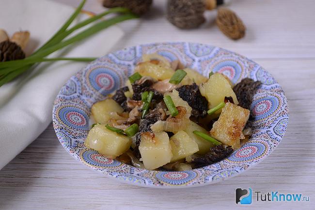 Готовая жареная картошка с грибами