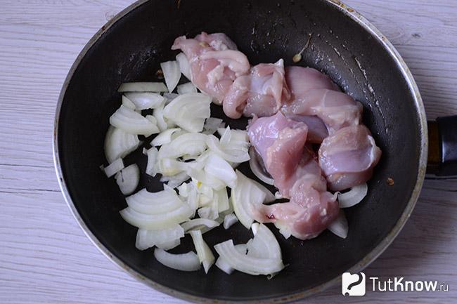 Курица и лук на сковородке