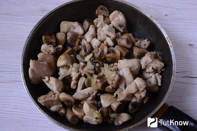 Мясо, лук и грибы пожарены на сковороде