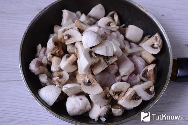 Грибы добавлены к луку и курице