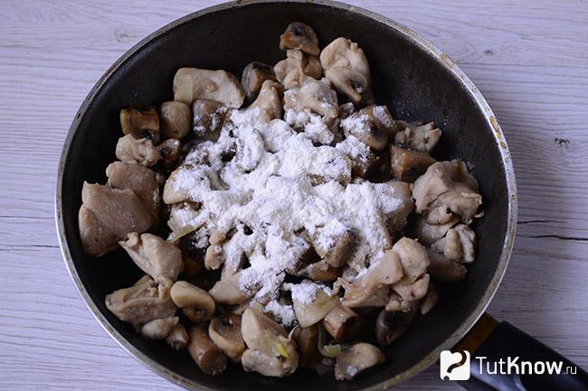 Мука добавлена к мясу, луку и грибам