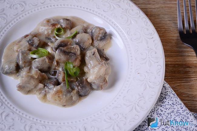 Курица с грибами, тушеная в молоке, подана к столу