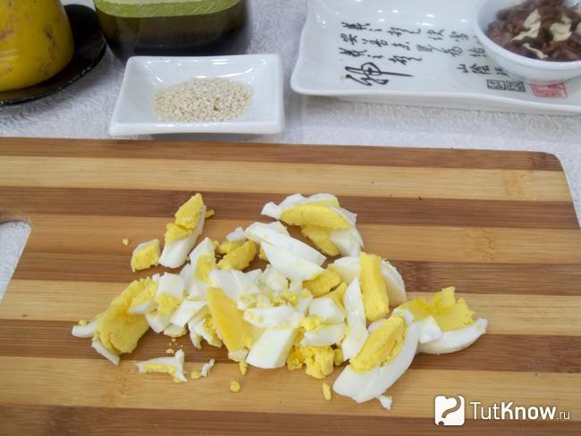Яйца отварены вкрутую и нарезаны кубиками