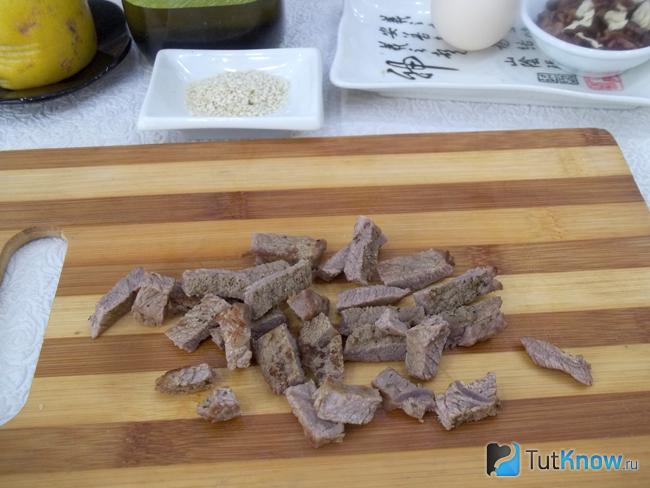 Мясо отварено и нарезано кусочками