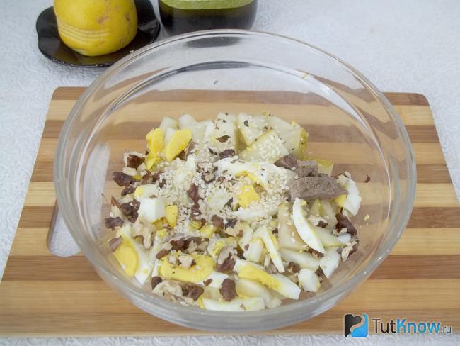 Продукты соединены и добавлен кунжут