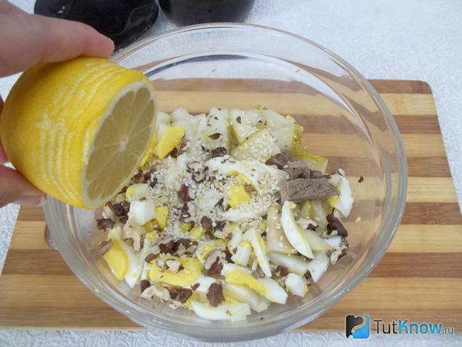 Салат заправлен лимонным соком и оливковым маслом
