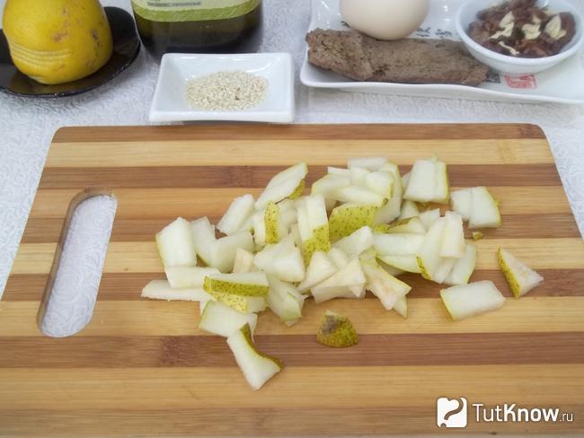 Груши очищены от семян и нарезаны кусочками