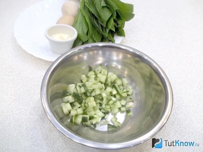 Огурцы вымыты и нарезаны кубиками