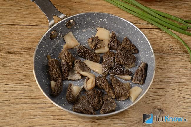 Сморчки на сковороде