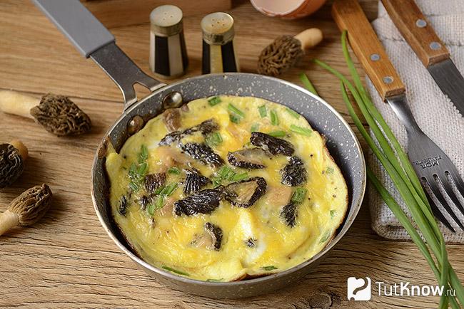 Готовый омлет со сморчками в сковороде