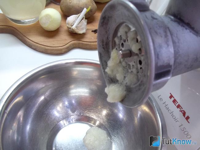Репчатый лук перекручен через мясорубку