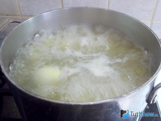 Картофель варится